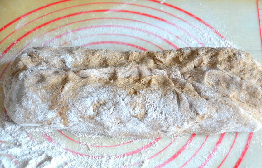 1. Этап. Бездрожжевой хлеб Стройный: Сформуйте хлеб, защипните шов, подкатайте.