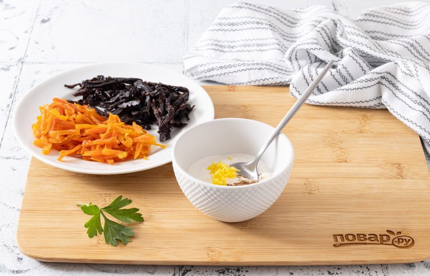 1. Этап. Салат Желание: В сметану добавьте соль, смесь из перцев, лимонный сок и лимонную цедру. Все перемешайте.