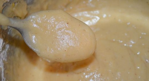 1. Этап. Тульские пряники: Возьмите кастрюльку или сотейник, поставьте ее на плиту на водяную баню и положите сахар, масло, яйца, корицу, соду, мед. Растопите все ингредиенты, чтобы масса стала однородной. Периодически помешивайте все.