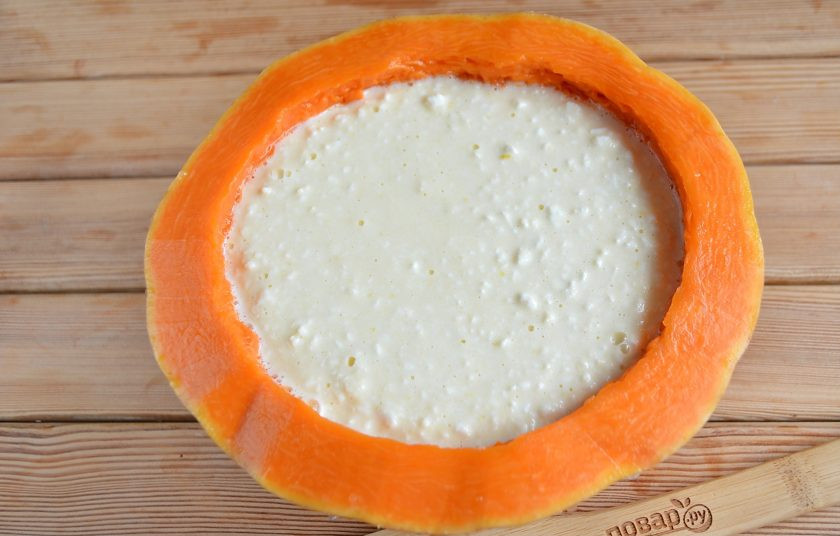 1. Этап. Творожная запеканка в тыкве: Перелейте творожную массу в тыкву. Поставьте в форму огнеупорную и отправьте в духовку на 1 час, температура — 180 градусов.