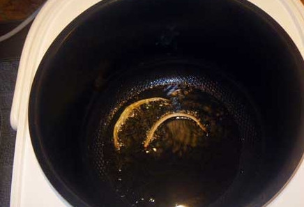 1. Этап. Тушеная картошка с курицей и грибами: На мультиварке установите режим «Варка на пару». Влейте немного растительного масла.