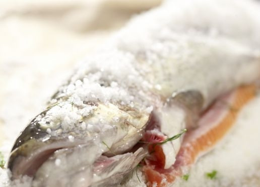 1. Этап. Форель, запеченная в ароматной корочке: 8. Выложите рыбку на соляную подушку, накройте оставшейся солью, формируя руками кокон. Запекайте рыбку при 200 градусах 45-50 минут.