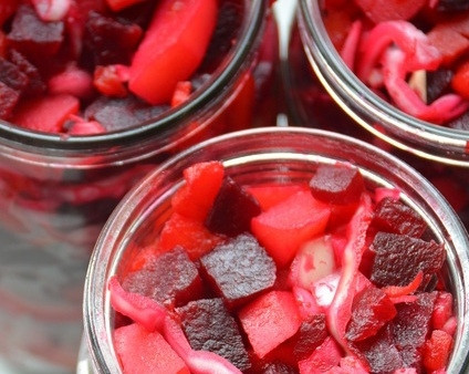 1. Этап. Винегрет на зиму: Затем нам необходимо простерилизовать банки и разложить в них наш винегрет.