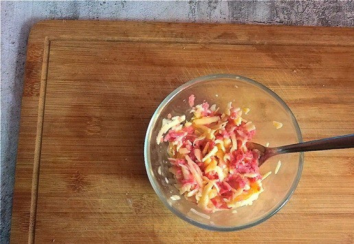 1. Этап. Слойки с колбасками и сыром: Тщательно соединяем. Начинка готова на 2 слойки.