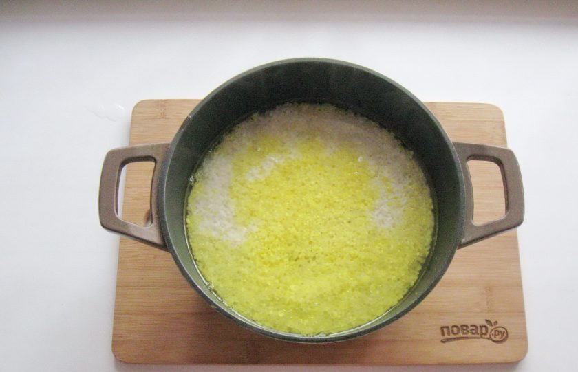 1. Этап. Туркменский плов: Налейте горячую воду так, чтобы она была на 1-1,5 сантиметра выше риса. Крышкой казан не накрывайте. Включите сильный огонь и варите плов пока жидкость не испарится сверху, но внизу еще останется. На это потребуется приблизительно 10-15 минут.