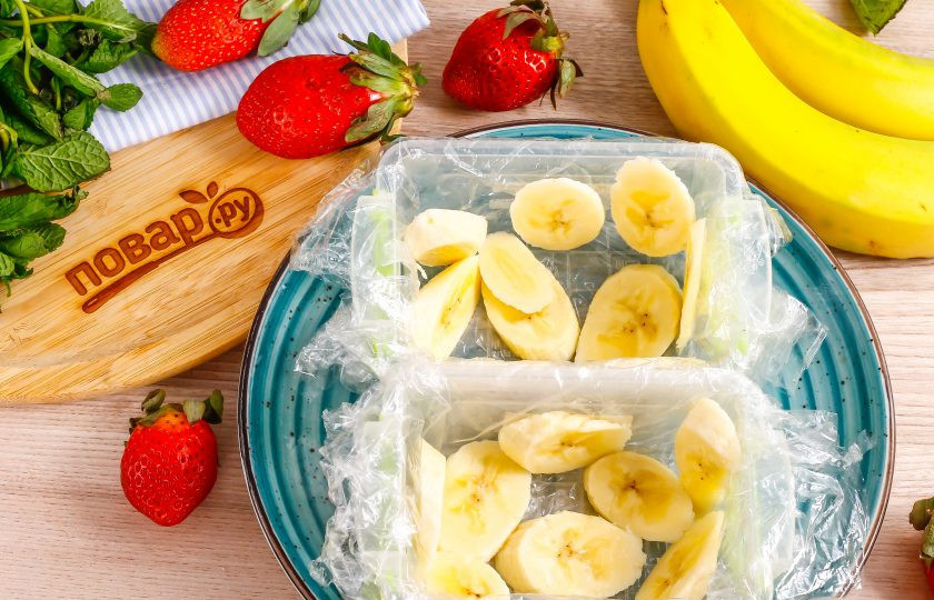 1. Этап. Клубнично-банановый террин: Емкость для террина застелите пищевой пленкой. Если готовите порционные десерты, то каждую емкость выстелите пленкой. Банан очистите от кожуры и нарежьте ломтиками, выложите на дно емкости и на бока.