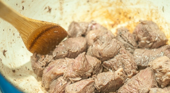 1. Этап. Мясо, тушенное с грибами: 2. Растопите в кастрюле 1 столовую ложку сливочного масла, выложите говядину и обжаривайте около 7-10 минут.