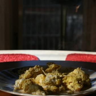 Яичница-болтунья простая