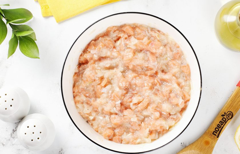 1. Этап. Котлеты из горбуши с лимоном и рисом: Тщательно перемешайте. Если фарш жидковат, можно добавить 1-2 ст.л. муки.