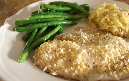 1. Этап. Запеченное филе тилапии в панировке: 4. Запекается филе тилапии в панировке около 15-20 минут. Подавайте с овощами или любимым гарниром.