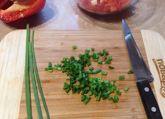 1. Этап. Салат из булгура с яблоком, сельдереем и перцем: 7. И мелко нарежем зеленый лук. Можно добавить петрушку, укроп.