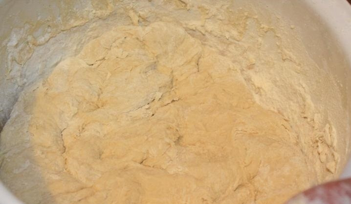 1. Этап. Универсальное тесто для выпечки: 4. Оставшуюся муку просеиваю и порционно добавляю, замешиваю тесто. Оно получается мягким и не липнет к рукам.