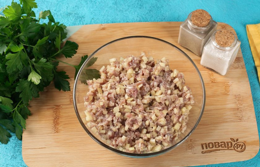 1. Этап. Заливной пирог на кефире и майонезе: Первым делом подготовьте начинку. Начинка может быть самая разнообразная. Я нарезала картофель небольшими кубиками и смешала с фаршем, солью и специями.