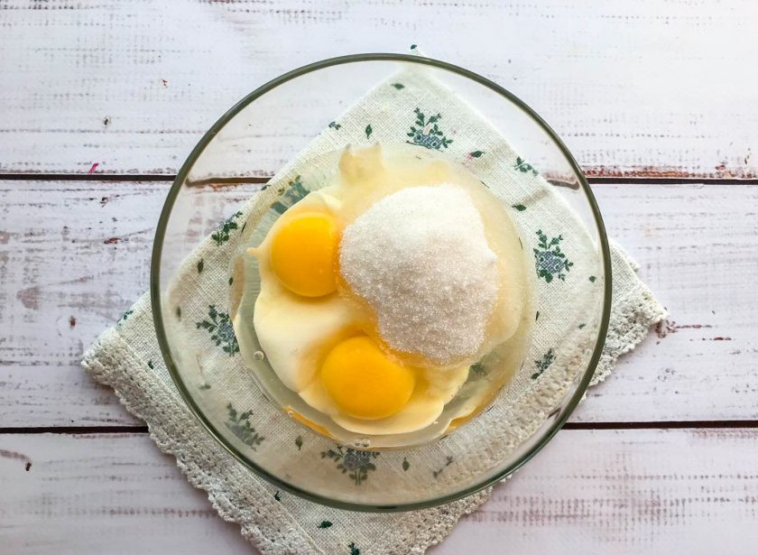 1. Этап. Оладьи на кефире и сметане: Всыпьте сахар и хорошо взбейте.