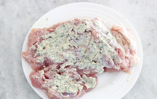 1. Этап. Жареная грудка по-турецки: 5. Смажьте филе ароматным маслом.