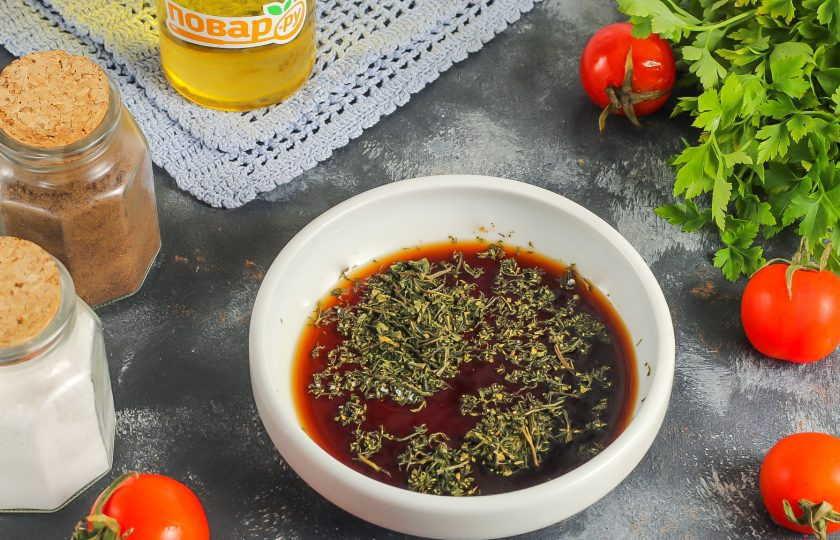 1. Этап. Карп по-польски: Смешайте все специи и пряности в пиале или креманке, влейте соевый соус и растительное масло. Еще раз все хорошенько перемешайте.