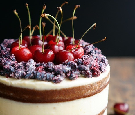 1. Этап. Открытый торт с ягодами: 12. Вот такой вполне доступный вариант, как сделать открытый торт с ягодами. Украсьте сверху по вкусу и оставьте на пару часов, чтобы он как следует пропитался.