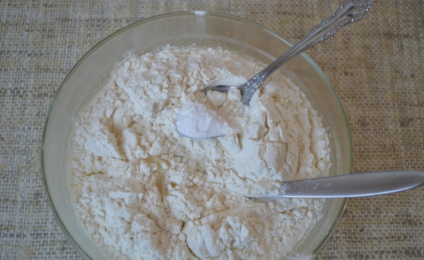 1. Этап. Печенье из майонеза: 3. Затем добавляю небольшую щепотку соды и порционно ввожу заранее просеянную муку.