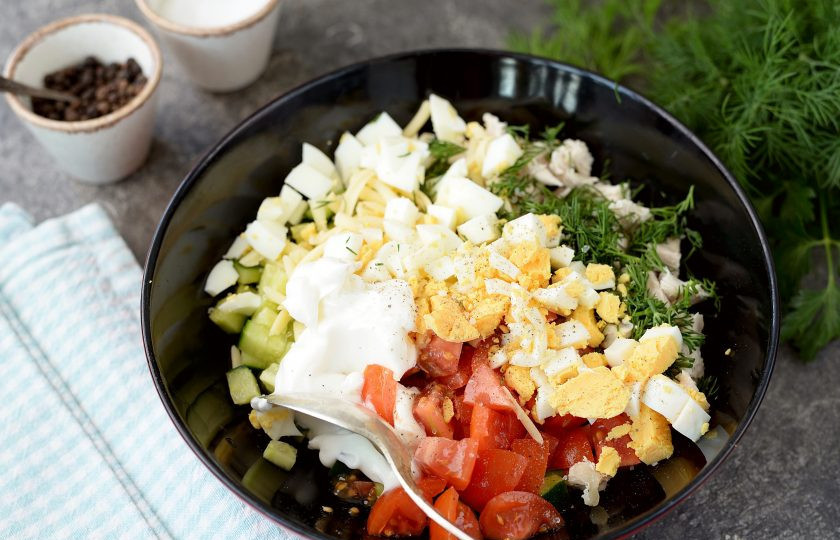 1. Этап. Салат Нежный с курицей: Порубите крупно вареные яйца, нарежьте мелко укроп, переложите к остальным ингредиентам, посолите слегка и поперчите, заправьте майонезом хорошего качества.