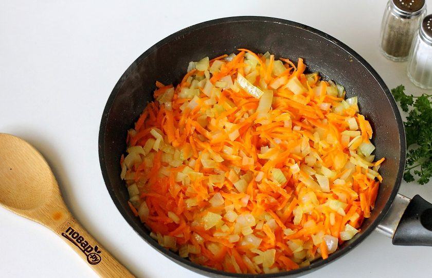 1. Этап. Фаршированные перцы с фаршем и помидорами: Обжарьте овощи на растительном масле до мягкости.