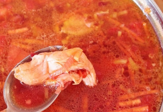 1. Этап. Борщ с курицей и свеклой: 8. Выложите овощи в кастрюлю и варите около 15 минут. После добавьте курочку, чеснок и специи по вкусу. Проварите еще 5-7 минут и снимите с огня. Перед подачей борщ можно дополнить зеленью и сметаной.