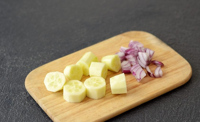 1. Этап. Гаспачо из свеклы: Огурец очистите от кожуры. Нарежьте кубиками. Репчатый лук тоже нарежьте кубиками.