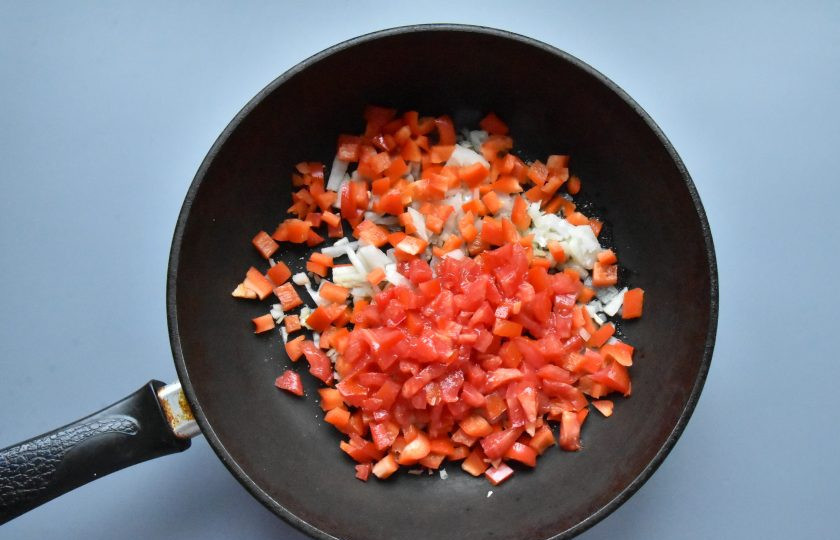 1. Этап. Пицца Меланзанья: В первую очередь приготовьте соус. В сковороде разогрейте оливковое масло. Добавьте нарезанные кубиком овощи (лук, болгарский перец, помидоры), измельченный чеснок. Обжарьте на среднем огне 3-4 минуты, периодически помешивая.