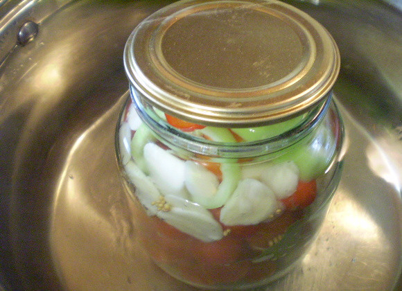 1. Этап. Закатка черри: Заливаем черри кипятком и ставим стерилизоваться. С момента закипания воды в кастрюле нужно засечь 5 минут. После чего влить уксус и закатать банку.