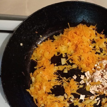 1. Этап. Суп рыбный с перловой крупой: На хорошо разогретой сковороде спассеровать на растительном масле овощи и коренья.