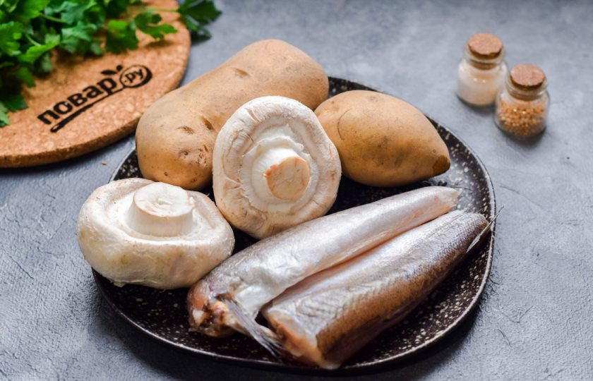 1. Этап. Рыба запеченная с грибами и картофелем: Подготовьте ингредиенты. Параллельно прогрейте духовку и установите температуру 180 градусов.