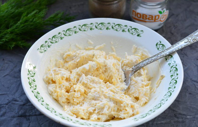 1. Этап. Сырный паштет: Хорошо перемешайте паштет и поставьте в холодильник на 15 минут.