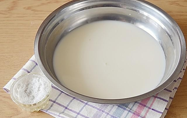 1. Этап. Пельмени куриные: Первым делом приготовьте тесто. В миску налейте молоко, добавьте соль и соду, гашеную уксусом.