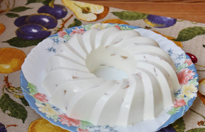 1. Этап. Творожный десерт Старая Рига: Когда десерт застынет, выложите его на тарелку.