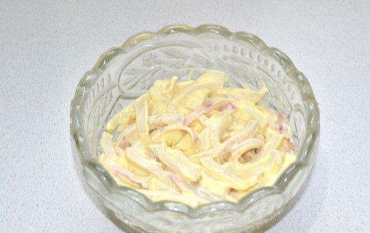 1. Этап. Салат Нежность с кальмарами: 6. Выложите кальмары в тарелку для подачи ровным слоем.