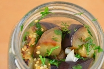 1. Этап. Баклажаны с чесноком соленые: Убираем смесь в заранее подготовленные стерильные банки для засола.