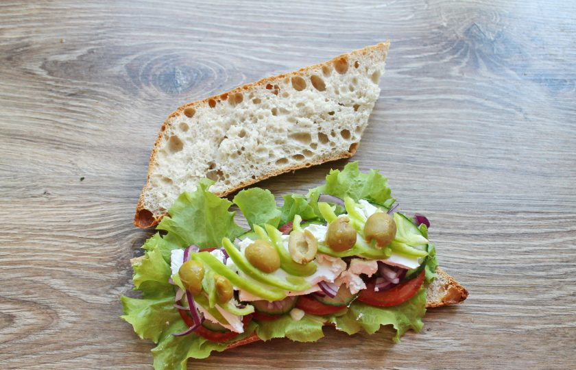 1. Этап. Греческий сэндвич: Оливки разрежьте и выложите поверх перца.