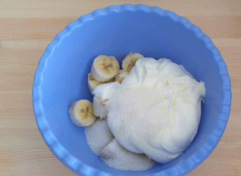 1. Этап. Торт из печенья с бананом: В глубокой таре пробейте погружным блендером сметану, сахар, ванилин, нарезанные бананы.