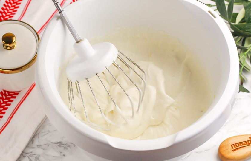 1. Этап. Зефир из яблок: Затем добавьте яблочное пюре по частям, не прекращая взбивать в течение 2-3 минут. У вас получится нежная пышная масса.