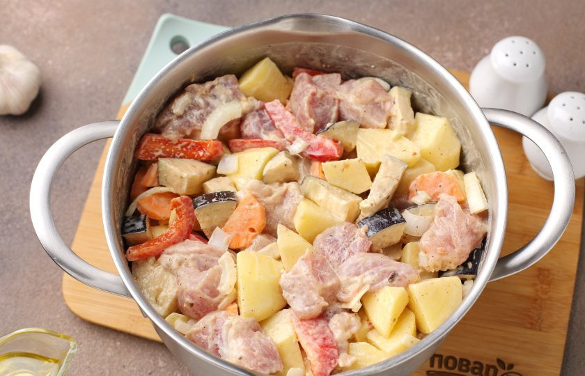 1. Этап. Мясо с баклажанами и картошкой в духовке: Соедините нарезанные овощи и маринованное мясо, добавьте масло и если необходимо соль и специи по вкусу. Перемешайте.