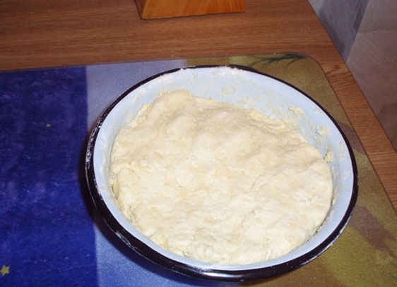 1. Этап. Творожные ушки: 1. Маргарин заранее достаем из холодильника, его можно заменить маслом. В миске вилкой разминаем творог, к нему выкладываем размягченный маргарин. Добавляем муку, сколько возьмет тесто (чтобы не липло к рукам). Приготовленное тесто отправляем на 60 минут в холодильник.
