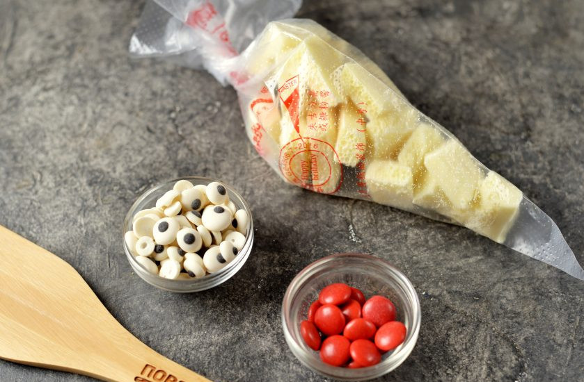 1. Этап. Печенье Новогодние олени: А пока подготовьте все для декора. Изначально я планировала рисовать рожки черным шоколадом, но так как какао-порошок оказался черным и покрасил печенье в шоколадный цвет, пришлось заменить шоколад на белый, чтобы рожки было лучше видно. Глаза я использую готовые из айсинга, вы можете нарисовать их белым и черным шоколадом, а носики — обычные шоколадные конфеты в глазури.