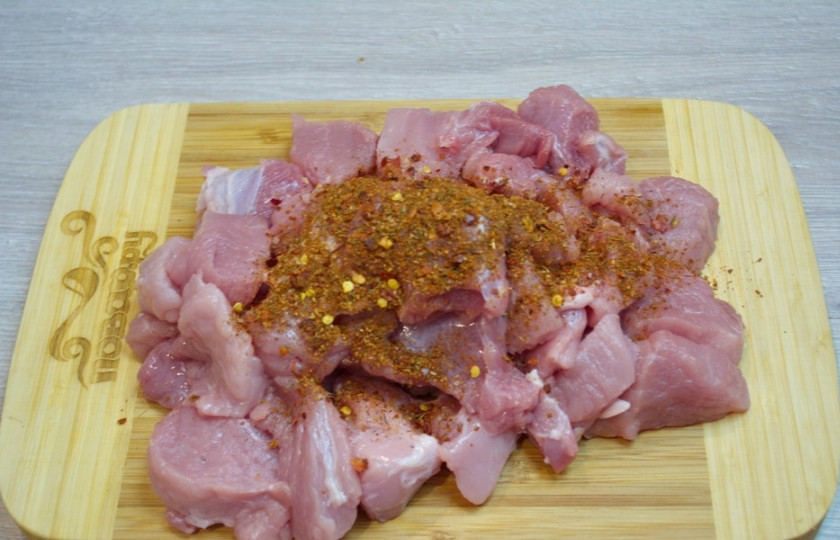 1. Этап. Свинина кусочками в соусе: Посыпьте мясо специями на ваш выбор. Я предпочитаю специи (сухая аджика). Добавьте соли, хорошо втирая ее в мясо.