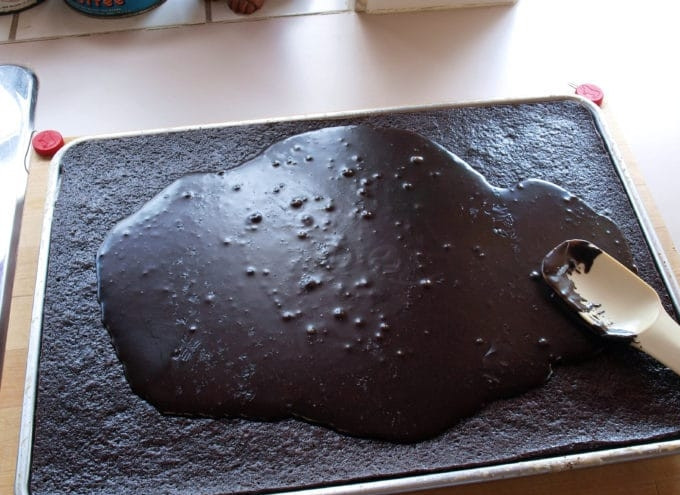 1. Этап. Американский шоколадный кекс: 6. Покройте сверху кекс глазурью.