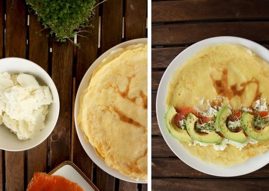 1. Этап. Роллы из блинов с семгой: 2. Очистите и нарежьте тонкими ломтиками авокадо, нарежьте семгу. Выложите блинчик на рабочий стол. Смажьте сыром, сверху разместите пару ломтиков рыбы и авокадо. Присыпьте перцем, дополните зеленью по желанию.