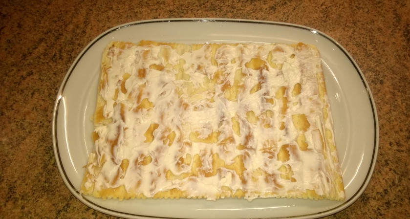 1. Этап. Слоеный торт с рыбой: 5. С подготовкой закончили. А теперь приступаем непосредственно к тортику. Берем первый корж, чуть-чуть смазываем его майонезом.