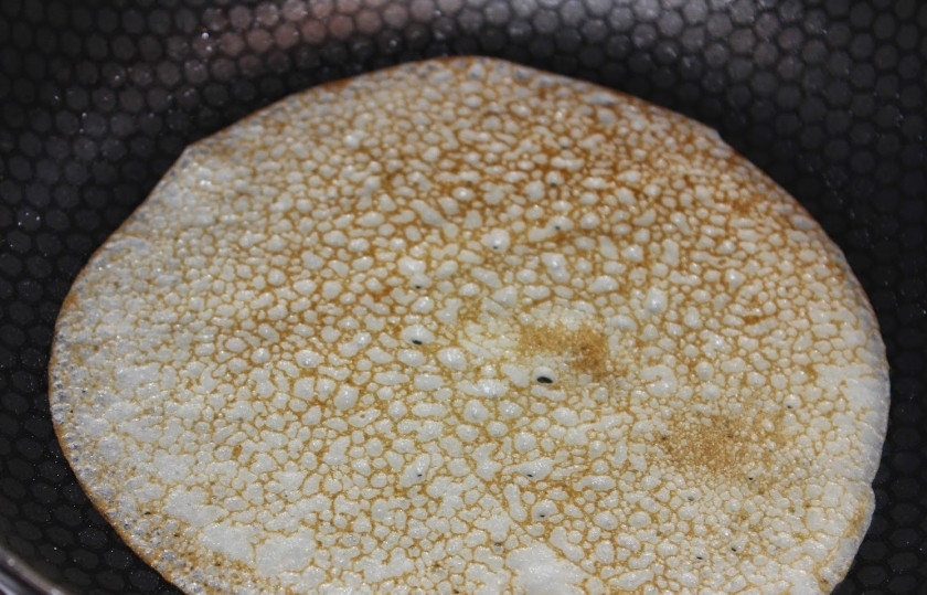 1. Этап. Блины на кефире без яиц: 3. Жарим на раскаленной скороводе. Я масло не добавляю, у меня к сковородке ничего не прилипает. Но если у вас она старая - лучше жарьте на сливочном масле.