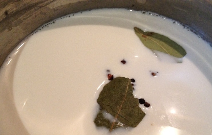 1. Этап. Цветная капуста запеченная в духовке со сливками: В кастрюле смешиваем сливки и молоко, добавляем перец горошком, гвоздику, лавровый лист. Нагреваем на медленном огне, а когда жидкость начнет кипеть, выключаем огонь и оставляем и оставляем на 10 минут.