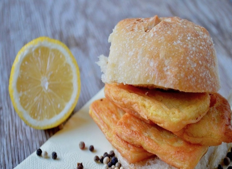 1. Этап. Оладьи из нутовой муки Панелле: 8. Сделайте себе хороший бутерброд с панелле, сбрызнув их лимонным соком и посыпав свежемолотым черным перцем. Приятного аппетита!