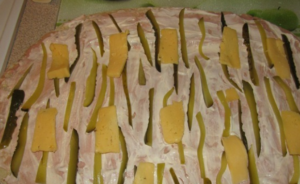 1. Этап. Запеченный лаваш: Тонко нарезаем сыр. Огурцы режем ломтиками. Выкладываем на сметану.