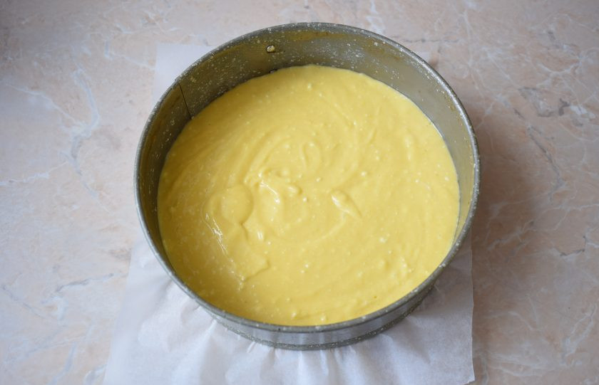 1. Этап. Яблочный пирог по старинному рецепту: Готовое тесто перелейте в форму для выпечки диаметром 20см., дно которой застелите кулинарной бумагой.